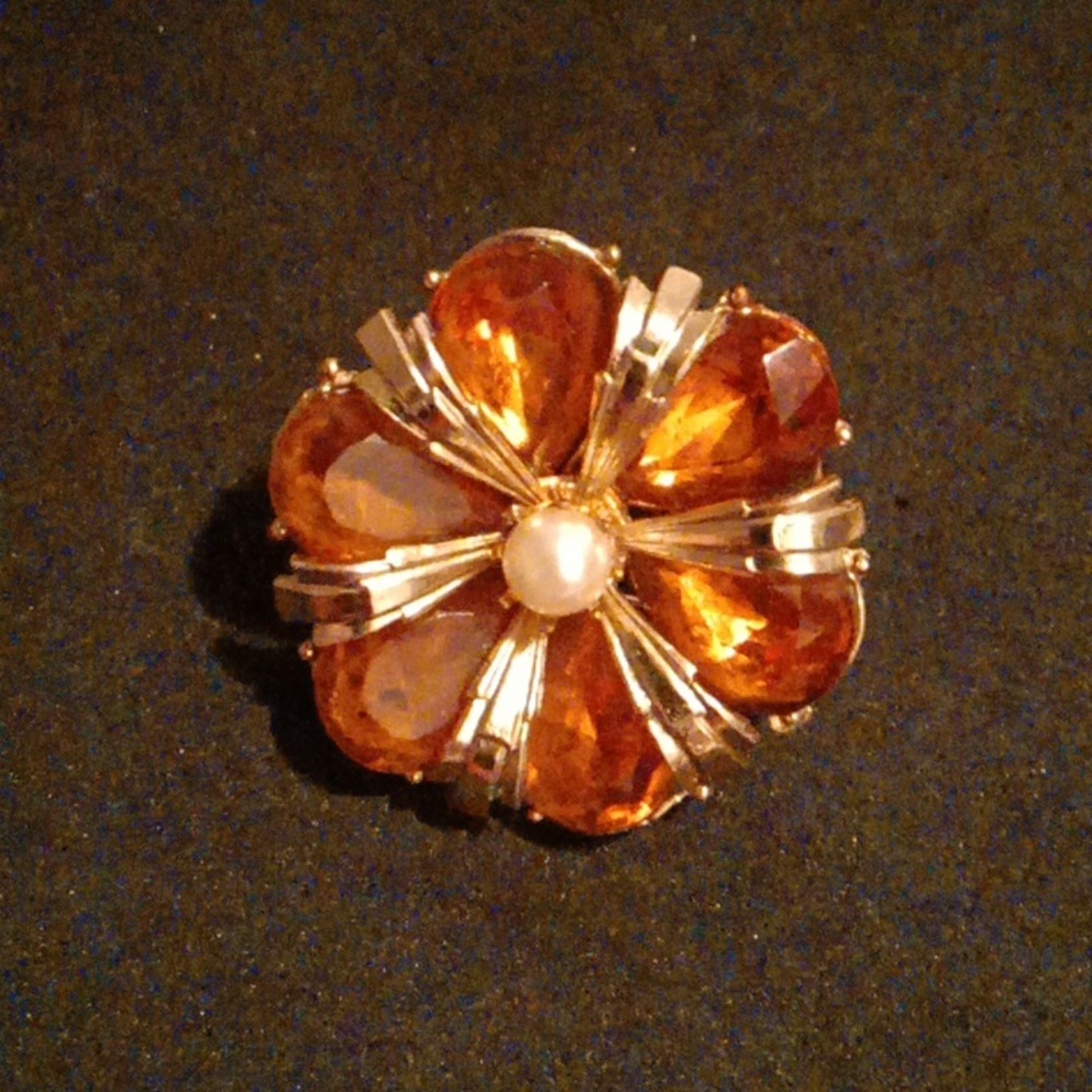 Vintage Signed Coro Brooch in Excellent  Condition.